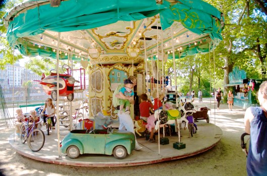 Toddler gets nicely returned to mom. I love you, guy who operates the carousel at Batignolles Square!
